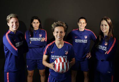 De izquierda a derecha: Elena Linari, Kenti, Amanda Sampedro, Aurelie Kaci y Viola Calligaris.