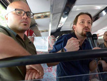 FOTO: Rubén Juste (izquierda) junto al secretario general de Podemos, Pablo Iglesias, en el interior del "Tramabus " en Madrid. / VÍDEO: La ruta del "Tramabus" del pasado lunes.