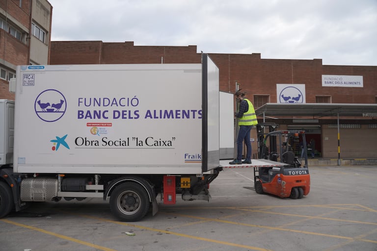 Reparto de comida en unos de los Bancos de Alimentos de Cataluña.