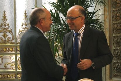 Miguel Ángel Fernández Ordóñez y Cristóbal Montoro, el pasado lunes en Madrid.