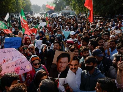 Simpatizantes del partido del ex primer ministro Imran Khan, el Movimiento por la Justicia de Pakistán (PTI), se reúnen durante una protesta para exigir resultados libres y justos de las elecciones, frente a la oficina de la comisión electoral provincial en Karachi, Pakistán, este domingo.