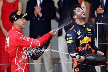 Sebastian Vettel (izquierda) celebra su victoria con Daniel Ricciardo.