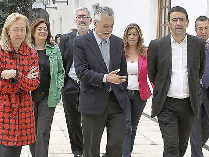 José Antonio Griñán (en el centro) acompañado de dirigentes socialistas el pasado jueves, en el Parlamento andaluz