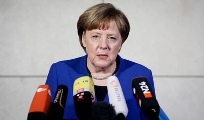La canciller en funciones Angela Merkel antes de la reunión con el SPD para negociar un gobierno de gran coalición. / AFP PHOTO / DPA / 
