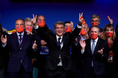 Joan Laporta celebra junto a miembros de su candidatura, Estimem el Barça, la victoria en las elecciones presidenciales del Barcelona.
