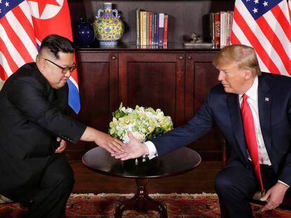 Kim Jong-un y Donald Trump se dan la mano, ayer en el hotel Capella de la isla de Sentosa (Singapur).