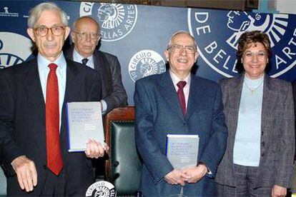 De izquierda a derecha, Gabino Ramos, Emilio Lledó, Manuel Seco y Olimpia Andrés, durante la presentación hoy del Diccionario Fraseológico del Español Actual en Madrid.