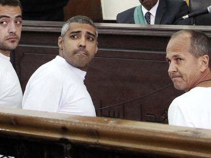 Greste, primer per la dreta, en una vista del judici al costat dels seus dos companys a Al Jazeera Baher Mohamed, esquerra, i Mohamed Fahmy.