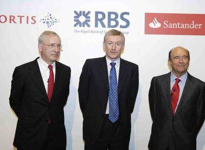 De izquierda a derecha, Jean-Paul Votron (Fortis), Fred Goodwin (RBS) y Emilio Botín (Santander), tras la firma del acuerdo.