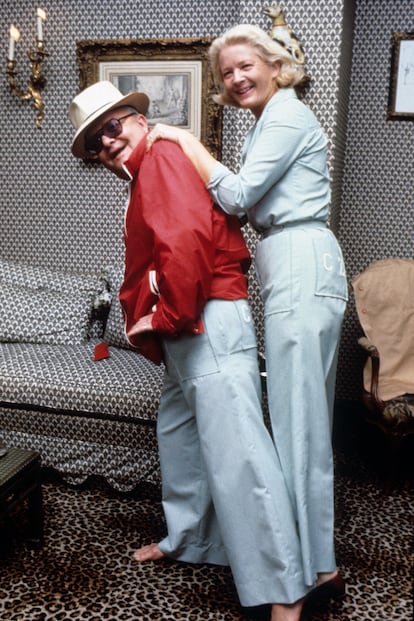 Truman Capote y C.Z. Guest, en el verano de 1976. El escritor acababa de publicar los primeros capítulos de 'Plegarias atendidas', la polémica novela que significó su suicidio social. 