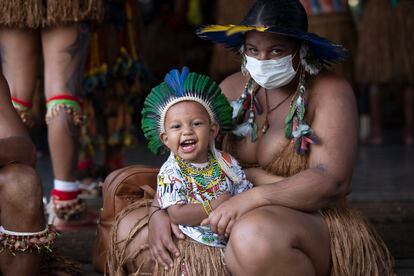 Una mujer del movimiento indígena brasileño, este jueves, con su hijo en el evento encabezado por Caetano Veloso.
