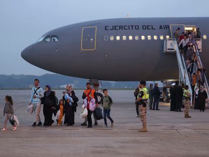 Un grupo de españoles evacuados de Gaza, el pasado 16 de noviembre al aterrizar en la base aérea de Torrejón de Ardoz (Madrid).
