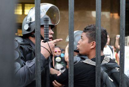 Protestas contra la subida del precio del transporte público en Río de Janeiro. Un policía se encara a un manifestante durante los enfrentamientos.