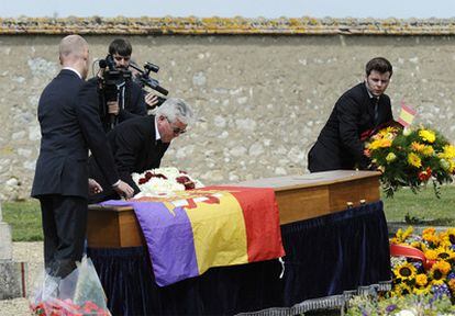 Tras haber colocado una bandera republicano sobre el féretro de Semprún, familiares y amigos se disponen a enterrar al escritor y político español en el cementerio de Garentreville, cerca de París.