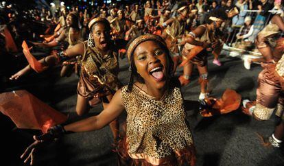 Bailarines durante el Carnaval de Ciudad del Cabo, en Sudáfrica.