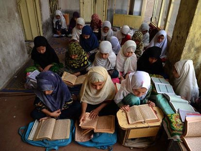 Un grupo de niñas afganas leen el Corán en una madrasa de Kandahar, en el sur de Afganistán, el domingo 16 de abril de 2023.