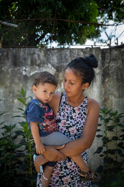 Glenda Xiomara Ramos tiene 22 años y es madre soltera de dos niños de dos y seis. Es una de las usuarias de la Escuela de Empleo en su comunidad. Su sueño es montar su propio negocio de belleza.