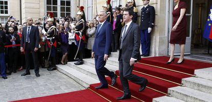 El ex primer ministro Jean-Marc Ayrault (i) y el nuevo jefe de Gobierno, Manuel Valls, este martes en Par&iacute;s. 