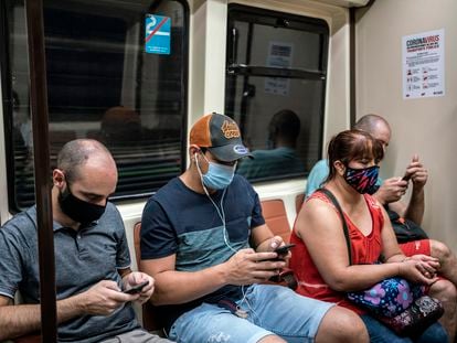 Ppasajeros en los vagones de uno de los trenes de la línea 6 del metro de Madrid, a finales de agosto.