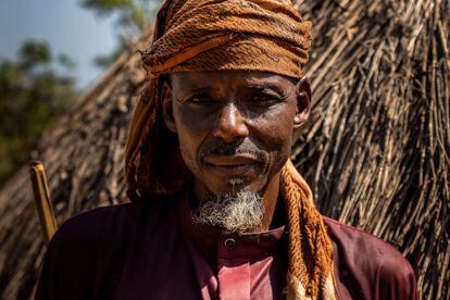 Un pastor que ha resuelto un conflicto con un granjero posa para una fotografía en Paoua, en el noroeste de la República Centroafricana, el 2 de diciembre de 2021.
