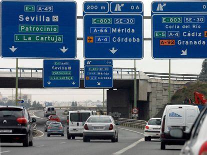 Cruce de carreteras con destino a diferentes provincias en la S- 30, en Sevilla.