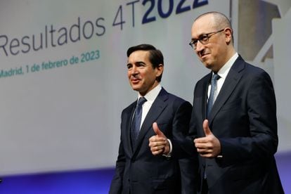El presidente de BBVA, Carlos Torres Vila (a la izquierda), y el consejero delegado, Onur Genç, presentan los resultados correspondientes al ejercicio 2022, este miércoles en Madrid.
