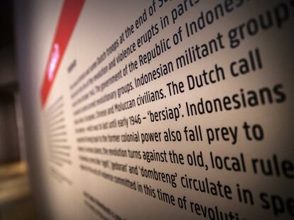 Panel informativo sobre la expresión 'bersiap' ("prepárate" en indonesio) en la exposición 'Revolusi! Indonesia independiente', en el Rijksmuseum de Ámsterdam, el 9 de febrero de 2022.