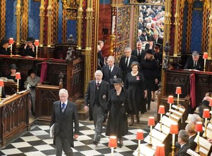 Los ex primeros ministros John Major, Tony Blair, Gordon Brown y David Cameron, acompañados de sus esposas, entraban en la abadía de Westminster para asistir al funeral de Estado de Isabel II. 