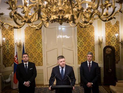 El primer ministro eslovaco ofrece su renuncia en una conferencia de prensa en Bratislava este mi&eacute;rcoles.