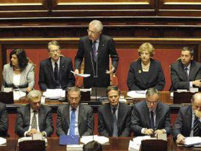 Mario Monti, de pie, junto a su Gobierno hoy en el Senado.