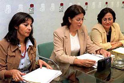 De izquierda a derecha, las diputadas socialistas Dolores García Hierro, Carmen Romero y Arrate Varela.