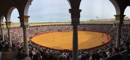 La plaza de la Real Maestranza de Sevilla en tarde de corrida.
