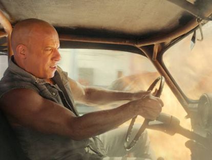 Por mucho que se empeñe en protagonizar fantasías de ciencia-ficción, Vin Diesel (California, 1967) sólo mola cuando se deja de pelucas y de armaduras de colores y se queda en camiseta de tirantes y la calva más rentable del cine reciente. O sea: sólo triunfa cuando es Nick Toretto en la saga ‘Fast & Furious’. Diesel ha traído el corazón, la diversidad étnica y los coches voladores al género. Si fuera capaz de expresar emociones, seguro que demostraría lo bien que se lo pasa. Para la novena entrega ya sólo les queda conducir coches tuneados en el espacio, y sería un momento perfecto para incorporar a Chuck Norris al equipo. Porque Chuck Norris puede respirar en el espacio.