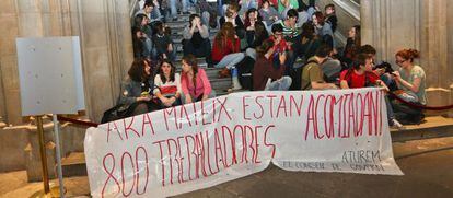 Estudiantes y trabajadores protestan en el Edifici Històric de la UB.
