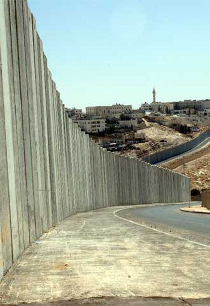 Aspecto del muro construido por el Gobierno israelí a la altura de Jerusalén Este.