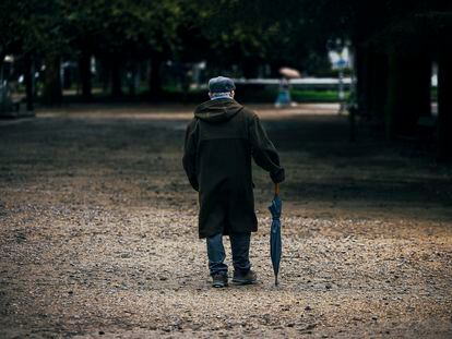 Un pensionista en el parque la Alameda de Santiago de Compostela.