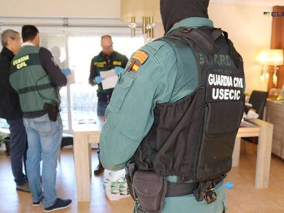 Agentes de la Guardia Civil en un registro de la Operación Kampuzo, en una imagen facilitada por el Instituto armado.