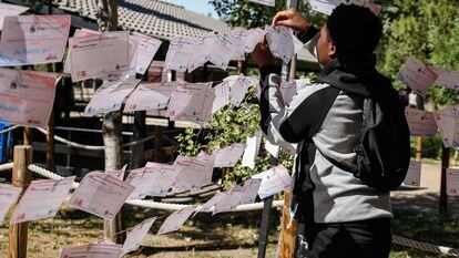 Un estudiante coloca la hoja con su propuesta para mejorar la ciudad durante un evento en La Pollina, en Fuenlabrada.