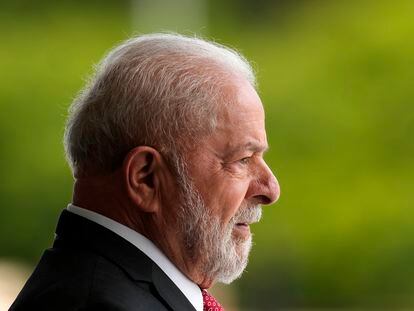 El presidente brasileño, Luiz Inacio Lula da Silva, espera al canciller alemán, Olaf Scholz, en Brasilia, el 30 de enero.