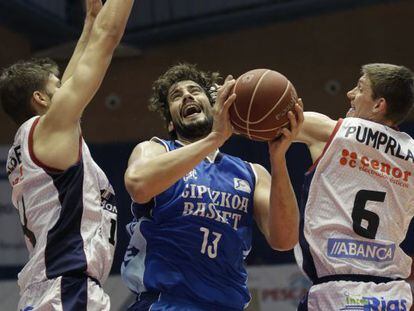 Maxi Kleber y Pavel Pumprla defienden ante David Doblas, del Gipuzkoa Basket.