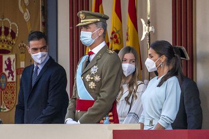 El rey Felipe VI y la reina Letizia presiden el desfile militar por la Fiesta Nacional en el paseo de La Castellana, en Madrid.