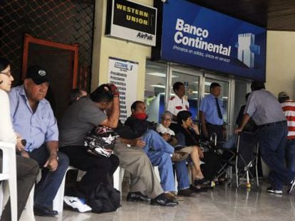 Clientes del Banco Continental en Tegucigalpa.  