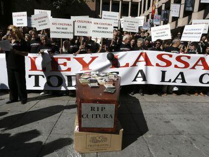 Manifestaci&oacute;n frente al Ministerio de Cultura contra la reforma de la Ley de la Propiedad Intelectual.