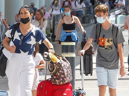 Turistas británicos llegan al aeropuerto de Palma de Mallorca.