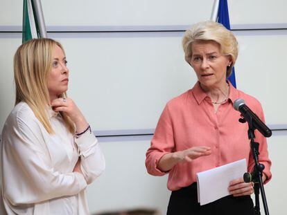 La presidenta de la Comisión Europea, Ursula von der Leyen (derecha) con la primera ministra de Italia, Giorgia Meloni, este jueves en la región italiana de Emilia-Romaña.