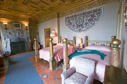 Uno de los muchísimos cuartos de invitados del castillo Hearst.
