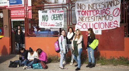 Alumnas a la puerta del Ciudad de jaén cuando empezaron las protestas.