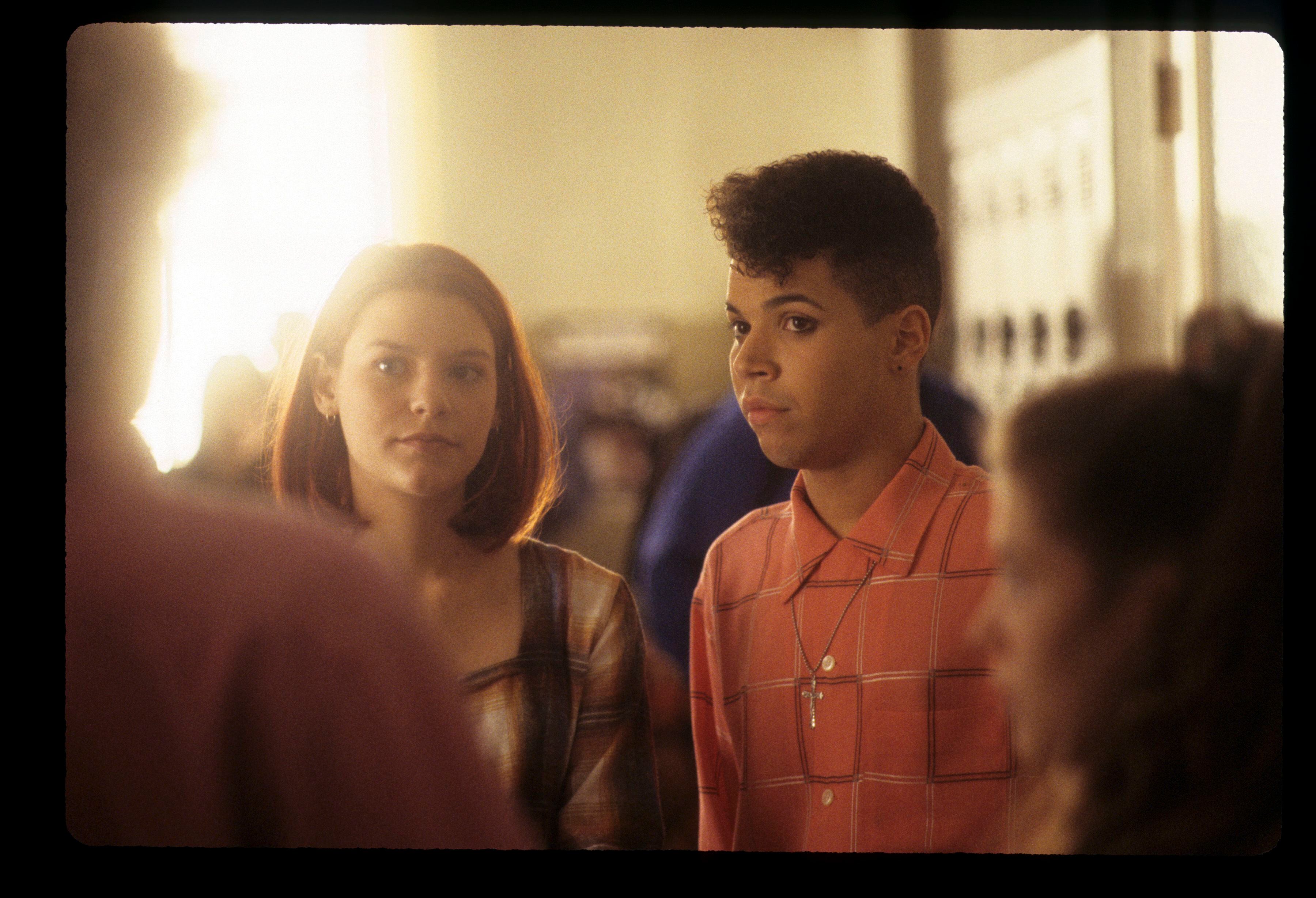 Claire Danes y Wilson Cruz en la serie 'Es mi vida'. Él era Ricki, el amigo gay e inmigrante de la protagonista, un hito en la televisión juvenil de los noventa.