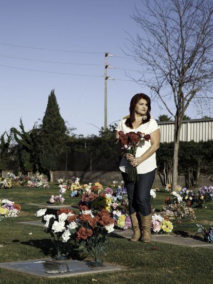 Debbie Aguilar es nieta de mexicanos residente en Salinas. Ha sufrido la violencia de las gangs o bandas. Así perdió a su hijo Stephen en 2002, acribillado a balazos, y a su sobrino Paul a principios de 2015, también por disparos.