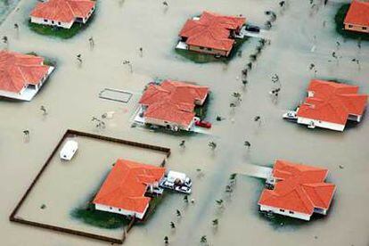 Una zona residencial del condado de Miami-Dade totalmente inundada por las fuertes lluvias.